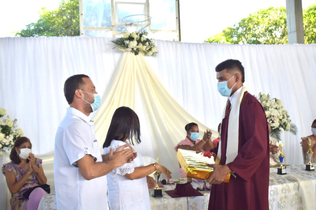 El Alcalde José Fernando Vargas entregando las becas.