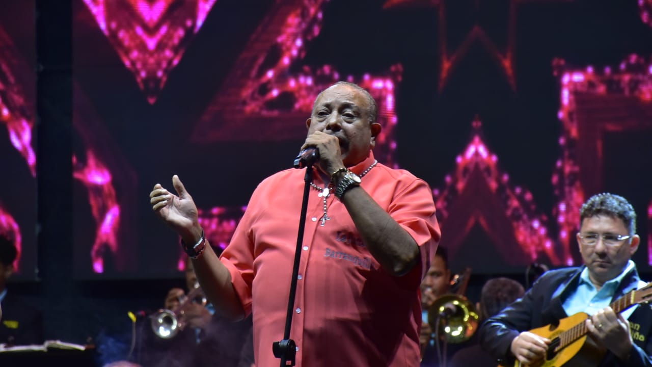 El cantante Juan Piña interpretando una de las composiciones de Esthercita Forero.