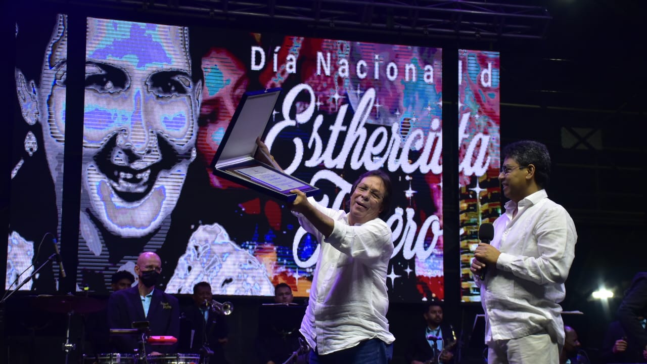 El congresista César Lorduy recibió una placa de reconocimiento por parte de César Ahumada Avendaño, gerente Sayco por ser uno de los ponentes de la ley.