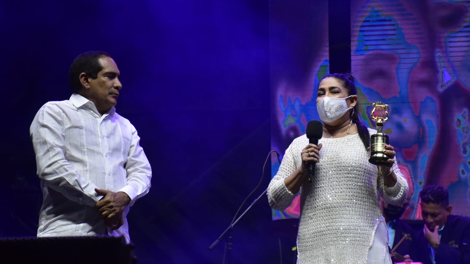 La nieta de Esthercita Forero, Teresa González, durante el homenaje.