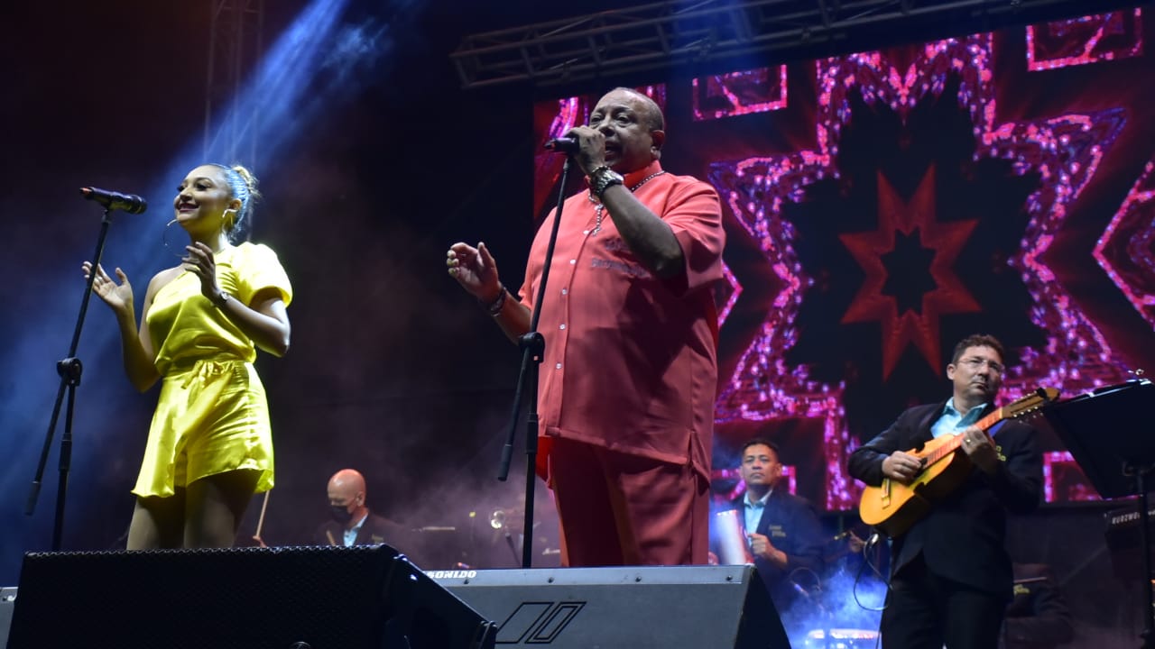 El cantante Juan Piña en el escenario.