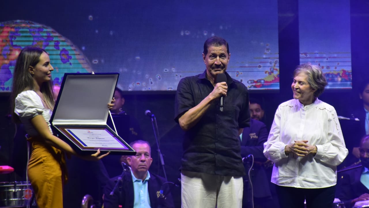 Enrique Chapman también recibió reconocimiento por su aporte a la música.
