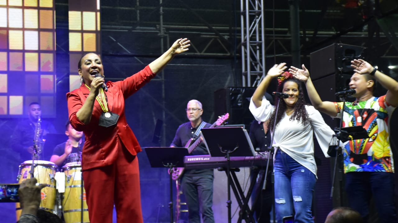 Milly Quezada durante su actuación en el Malecón del Río.