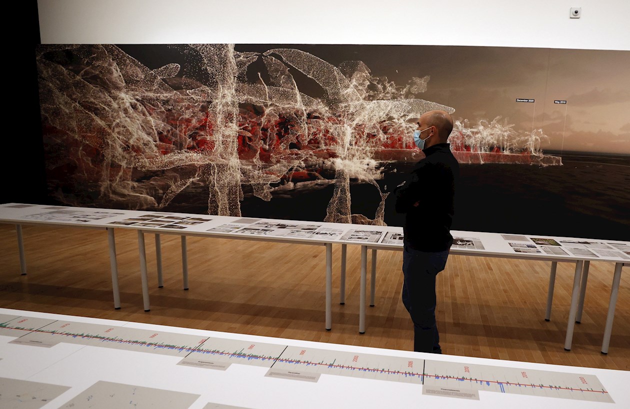 Visitantes de la exposición sobre lo acontecido en el Palacio de Justicia.