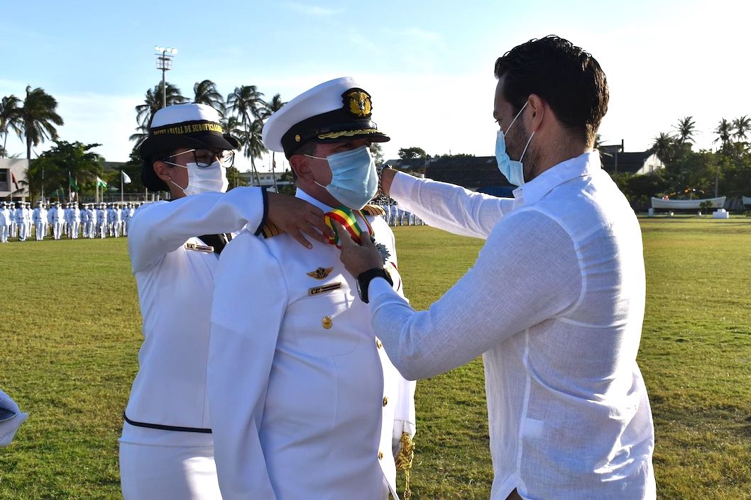 Dimar - Demetrio Aguas Condecoración a uno de los graduados.