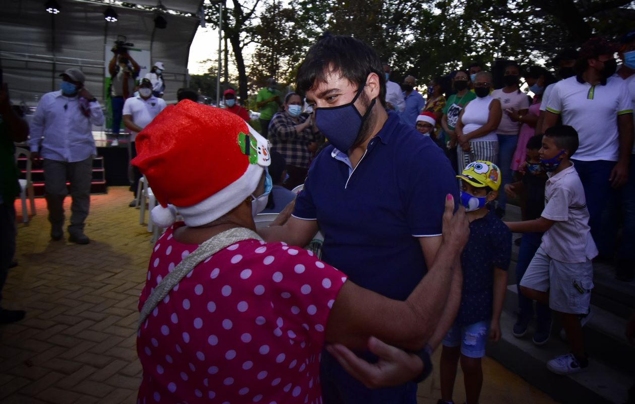 Vecinos agradecen al alcalde Jaime Pumarejo. 