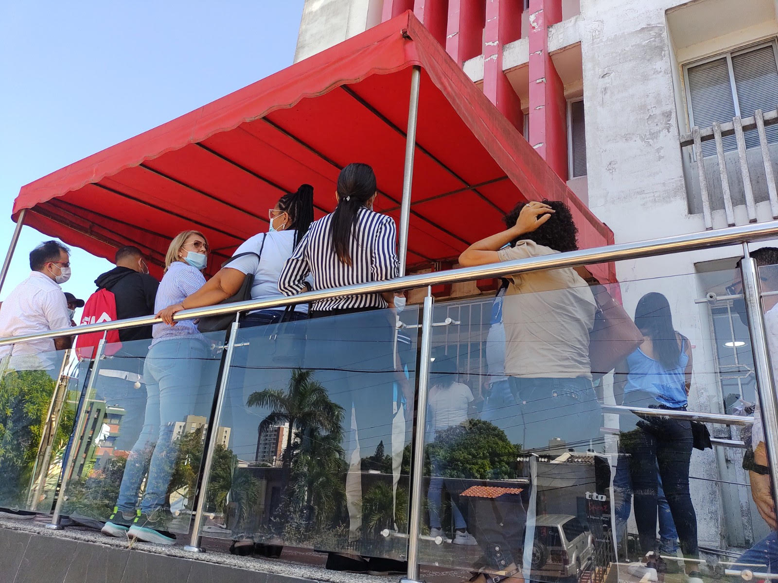 Ciudadanos esperando atención en la Oficina de Registro de Instrumentos Públicos