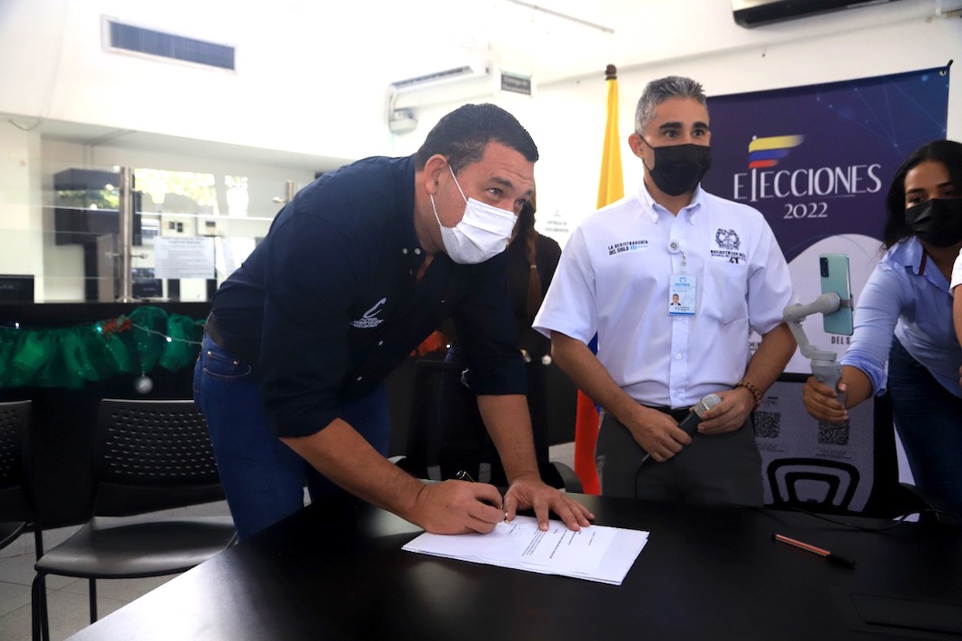 El Senador Laureano Acuña inscribiendo su candidatura.