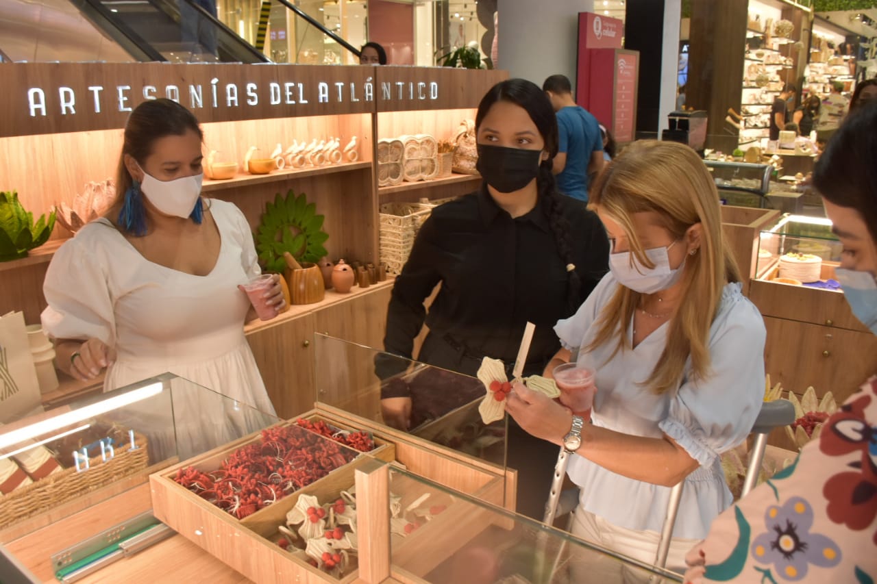 La Gobernadora en el stand de Artesanías del Atlántico en el Mall Plaza.