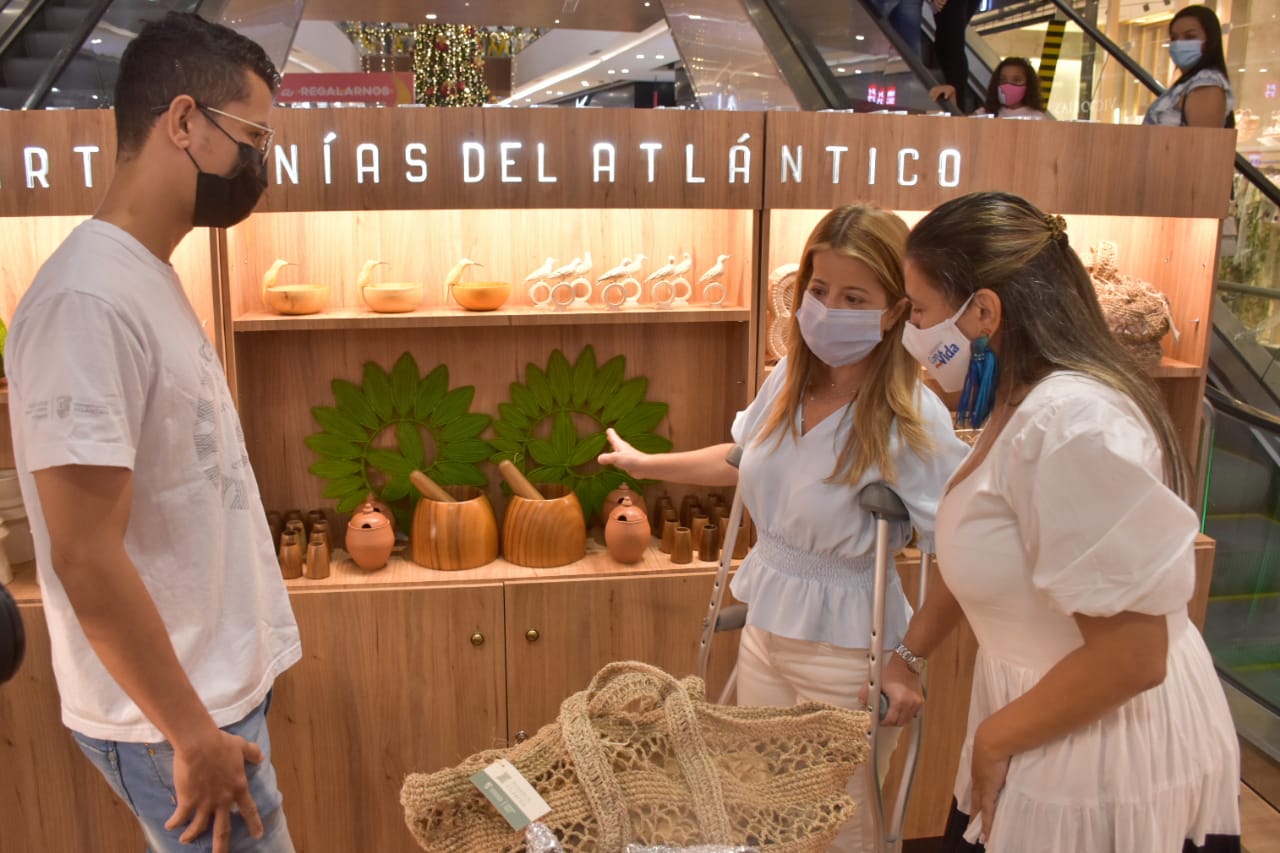 La Gobernadora del Atlántico, Elsa Noguera, estuvo en el Mall Plaza en el stand de Artesanías del departamento.