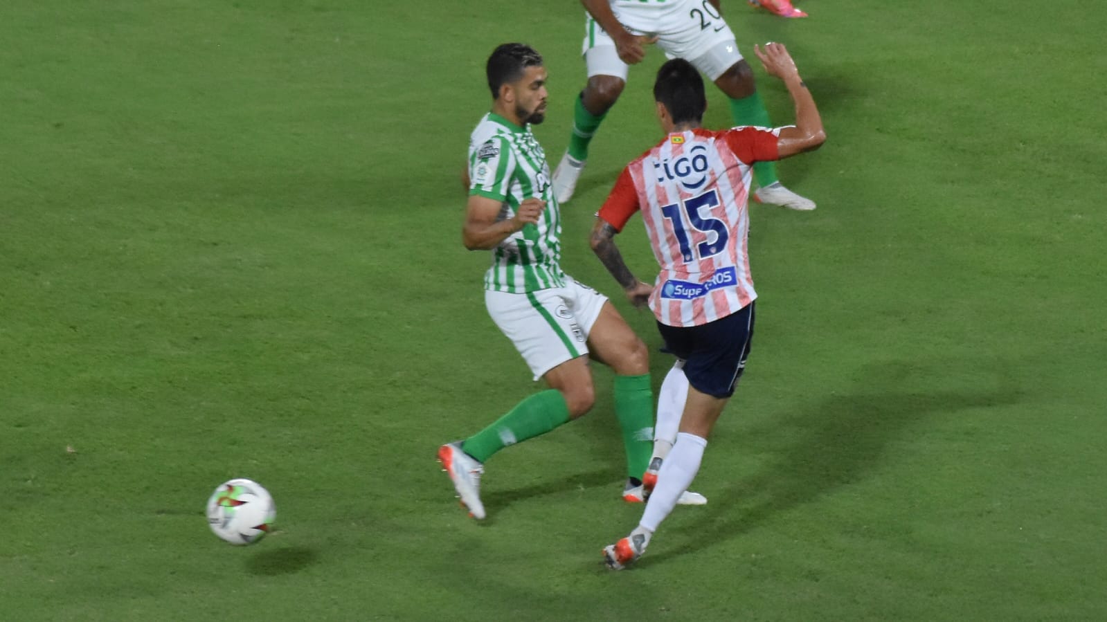 Walmer Pacheco despejando jugada de peligro.