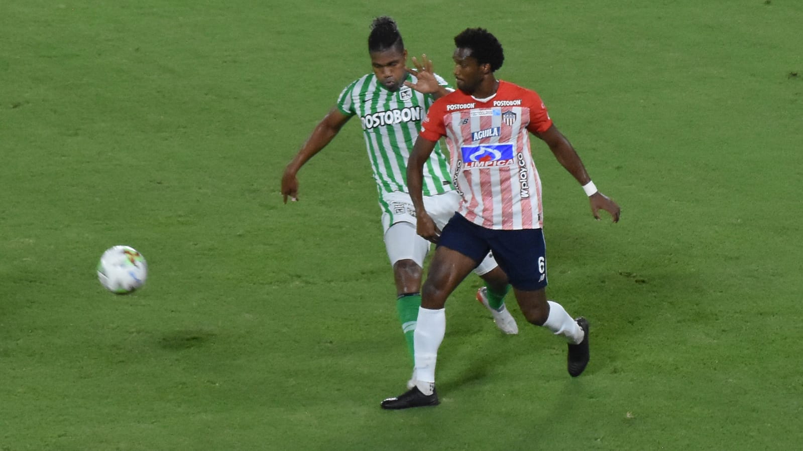 Didier Moreno cerrando a Danovis Banguero.