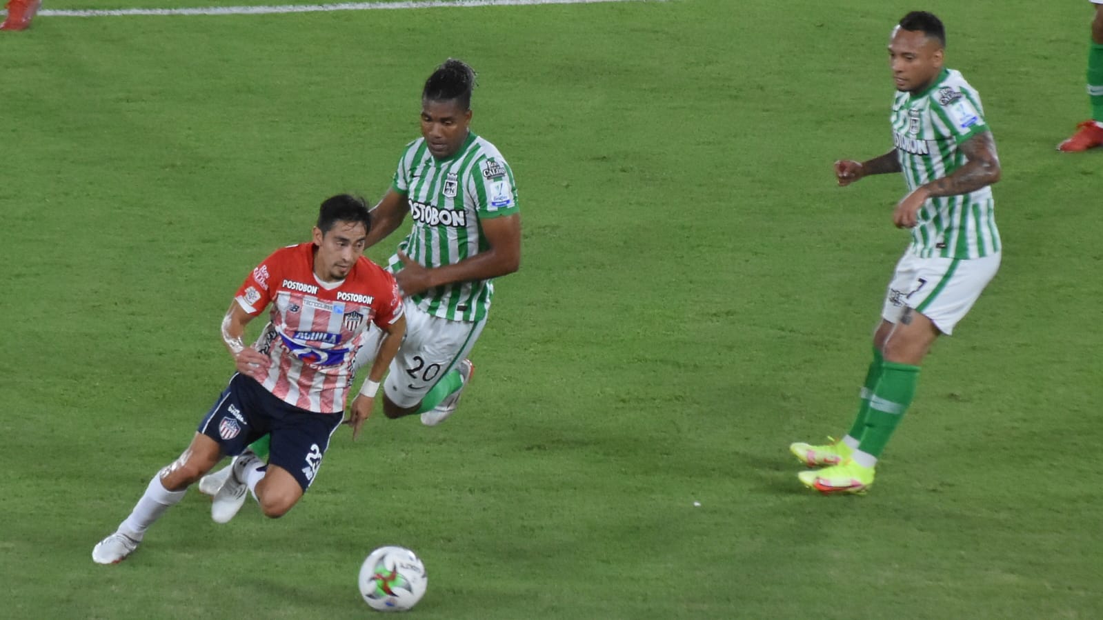 Fabián Sambueza llevándose a Danovis Banguero y Jarlan Barrera.