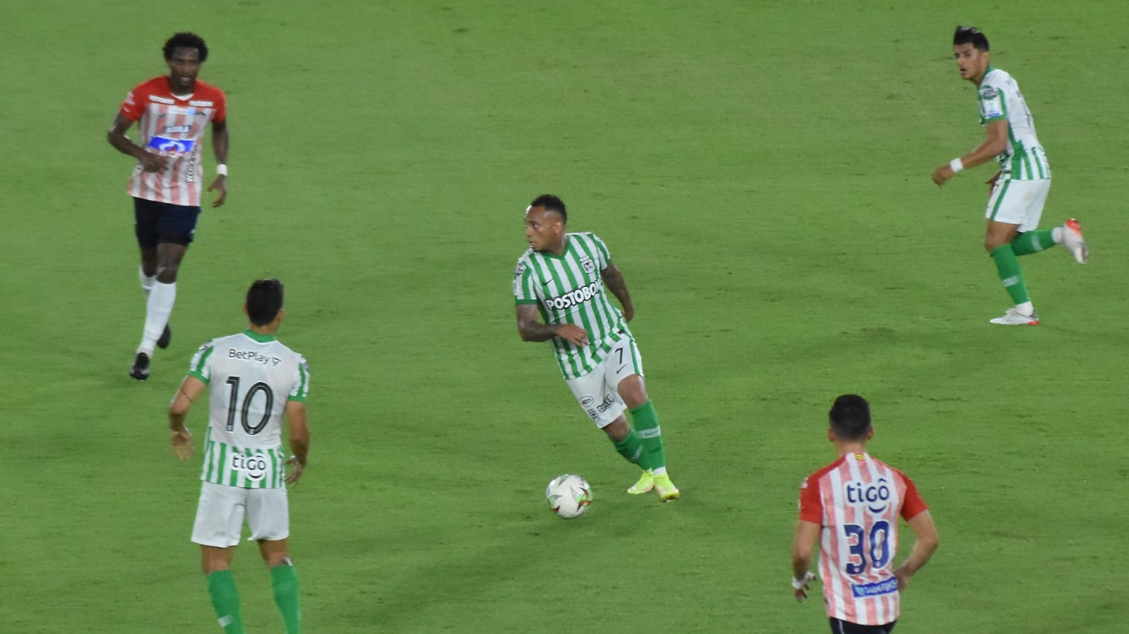 Jarlan Barrera en ataque antioqueño.