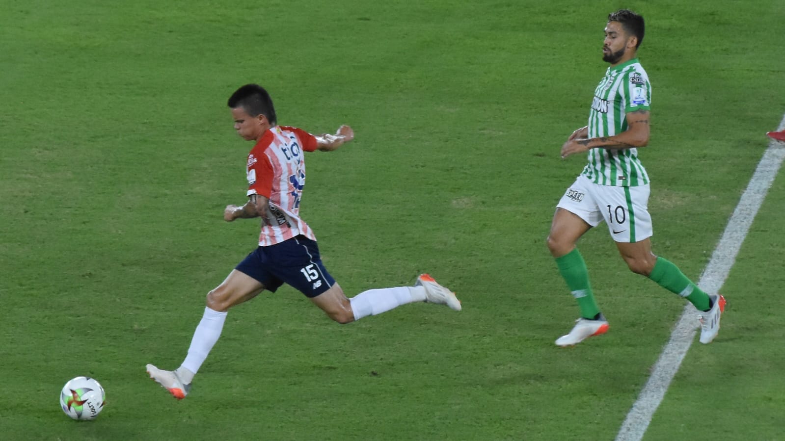 Walmer Pacheco dejando atrás a Andrés Andrade.