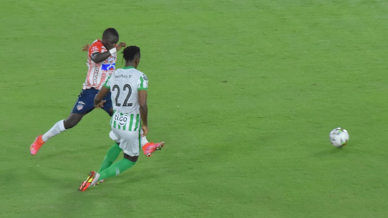 Edwuin Cetré eludiendo la marca de Juan David Cabal.