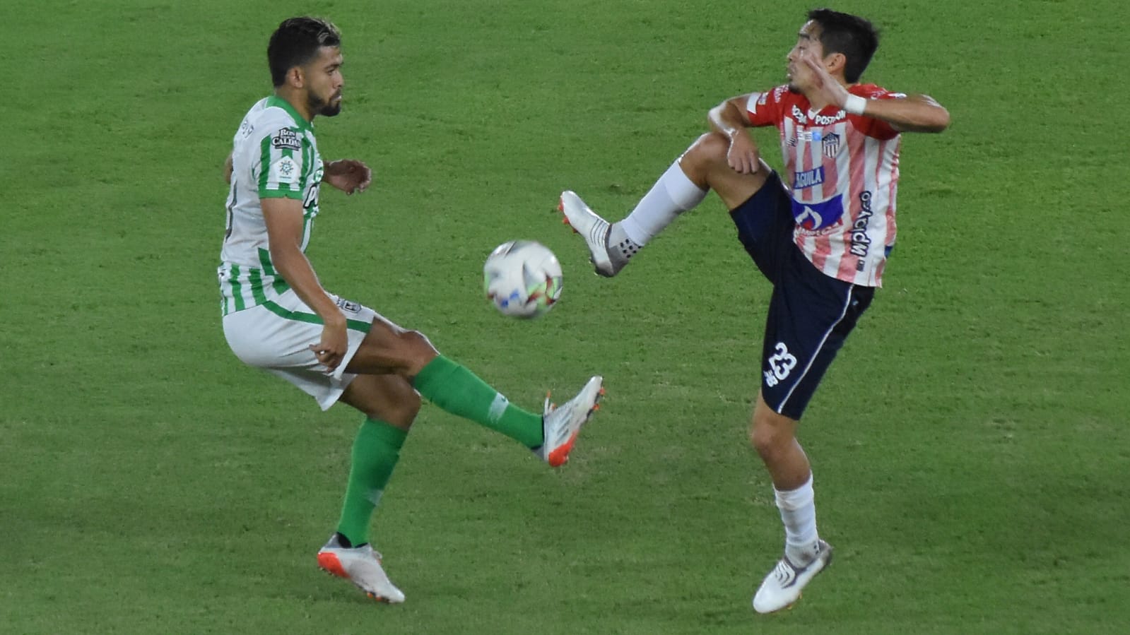 Fabián Sambueza enfrentando la marca 'verdolaga'.
