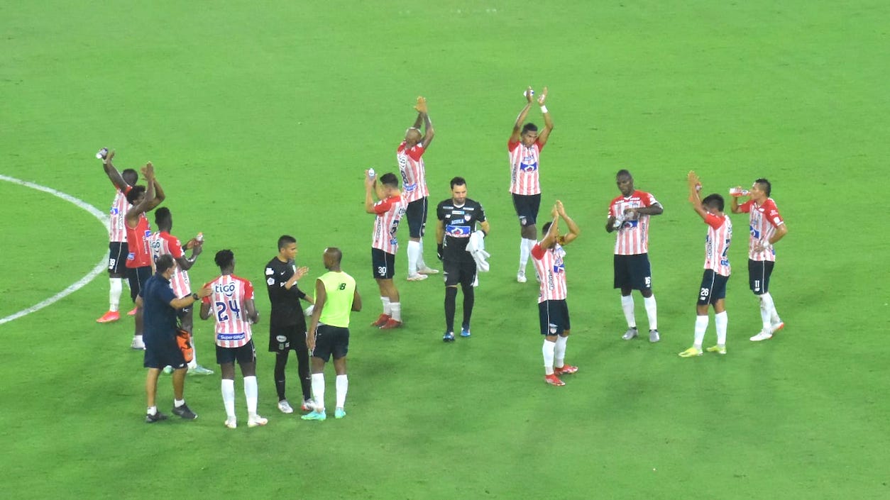 Jugadores del Junior despidiéndose de la afición en la temporada 2021.