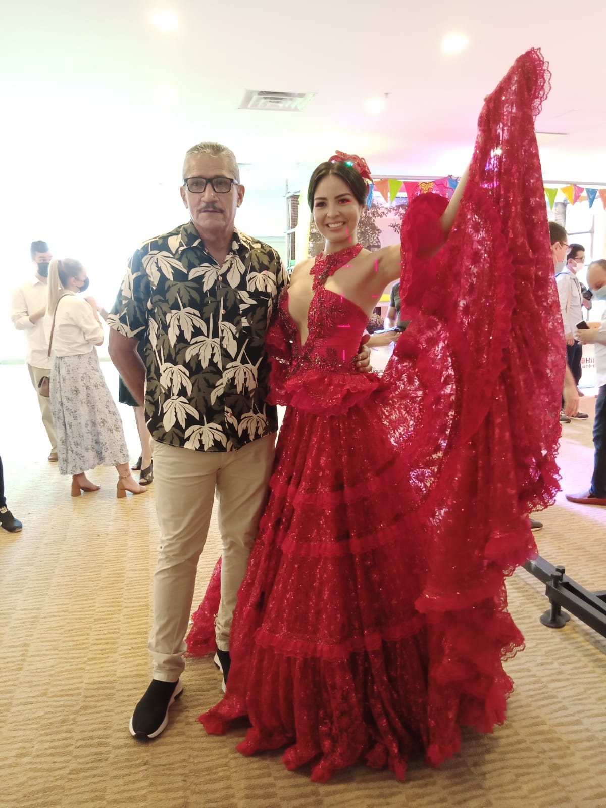 Edgar Blanco, Presidente de la Asociación de Grupos Folclóricos del Atlántico, Agfa y del Carnaval de la 44, y Reina Paula Sarmiento.