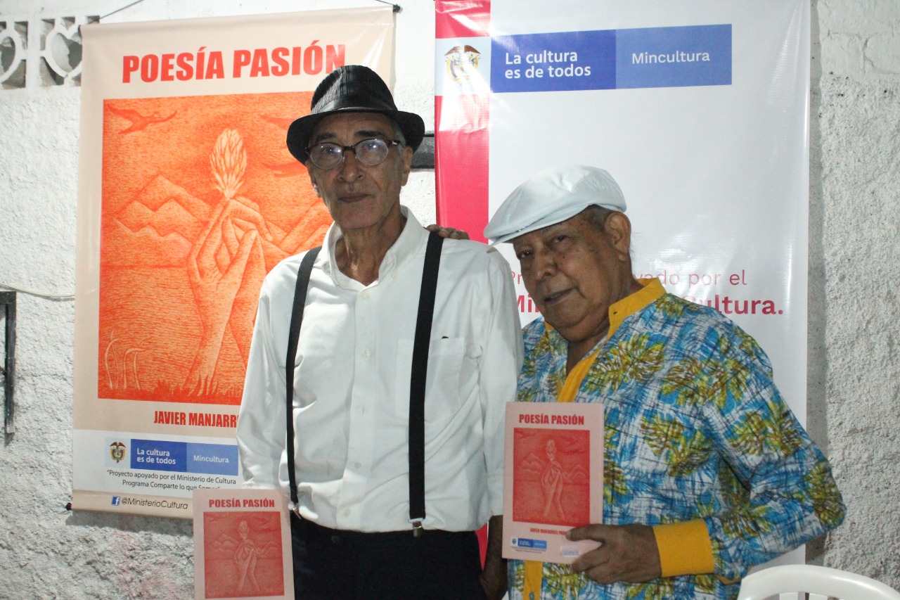 Cortesía. El autor Javier Manjarrés y el presidente de la Fundación Pescaito de Oro, Osvaldo Frank Manjarrés.