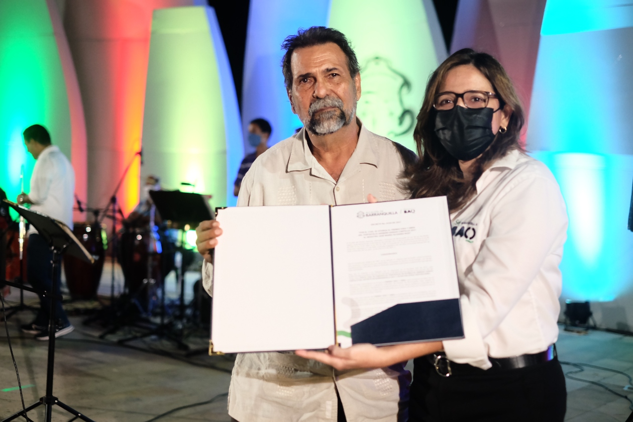 El maestro José María Olivares Ruiz y la secretaria distrital de Cultura y Patrimonio de Barranquilla, María Teresa Fernández Iglesias.