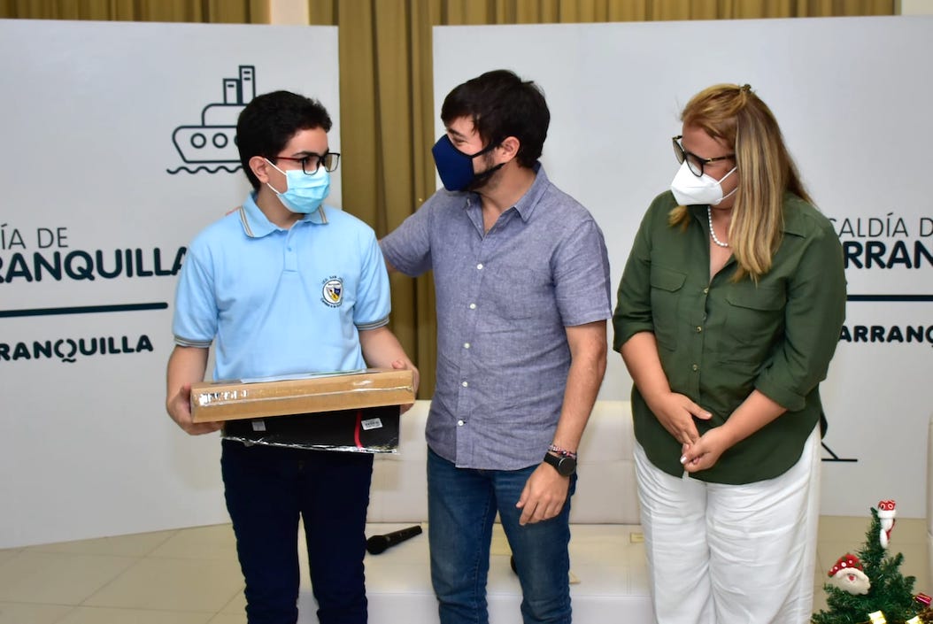 Uno de los estudiantes destacados recibiendo el reconocimiento.