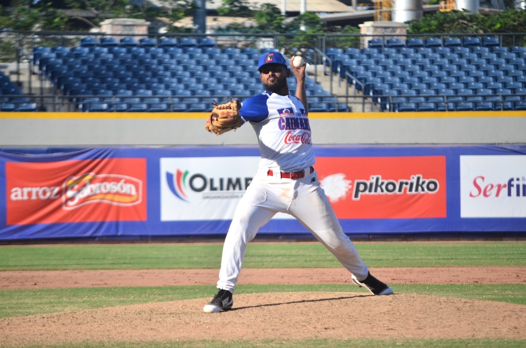 Porfirio López, pitcher ganador.