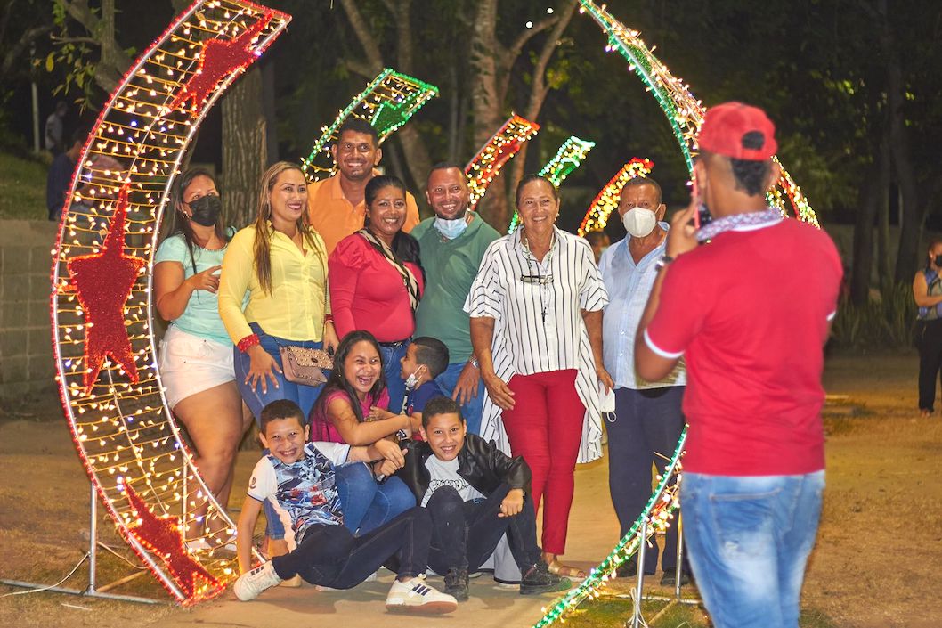 Foto familiar para el recuerdo con el alumbrado.