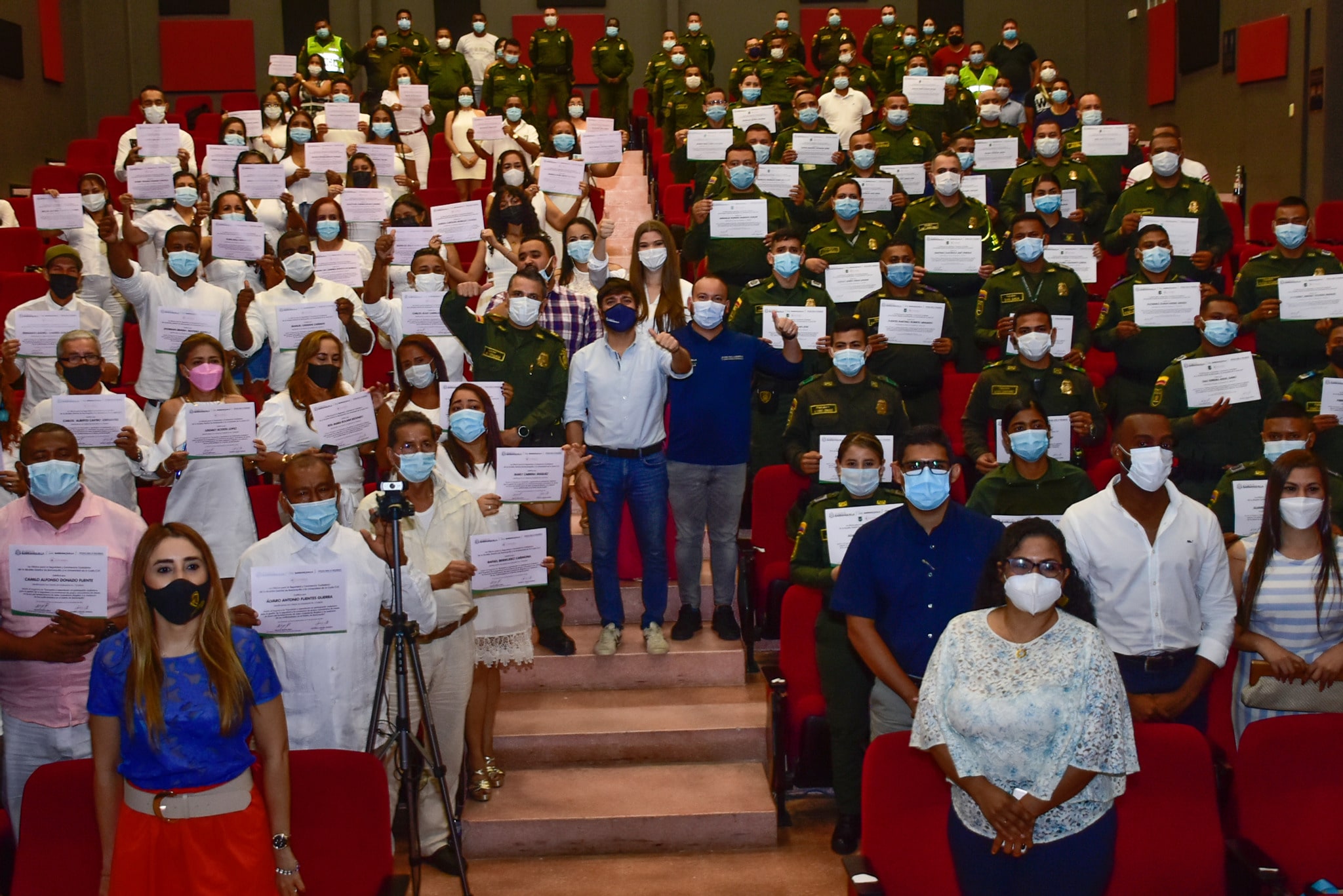 702 gestores de convivencia y 920 policías se graduaron en la Universidad de la Costa