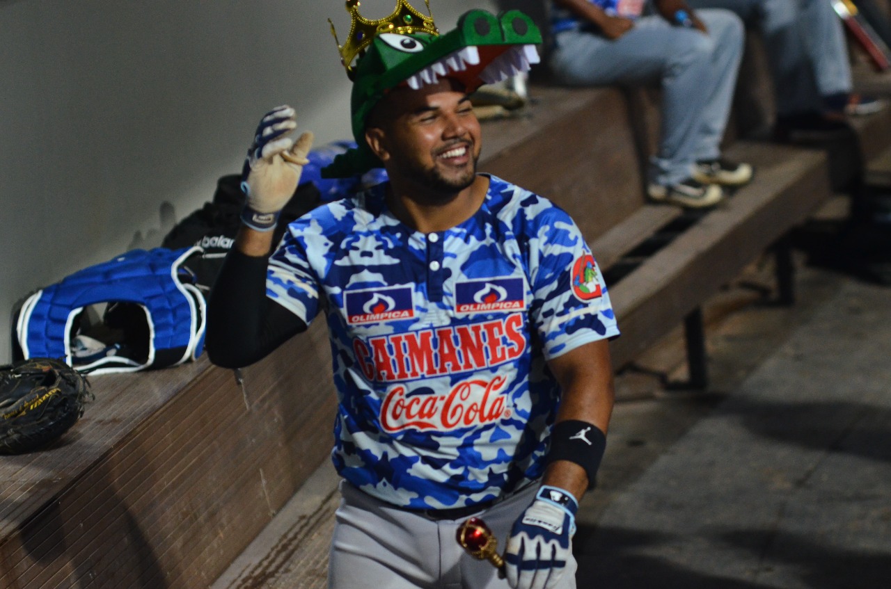 Carlos Martínez celebra con la 'corona del caimán' tras su cuadrangular.