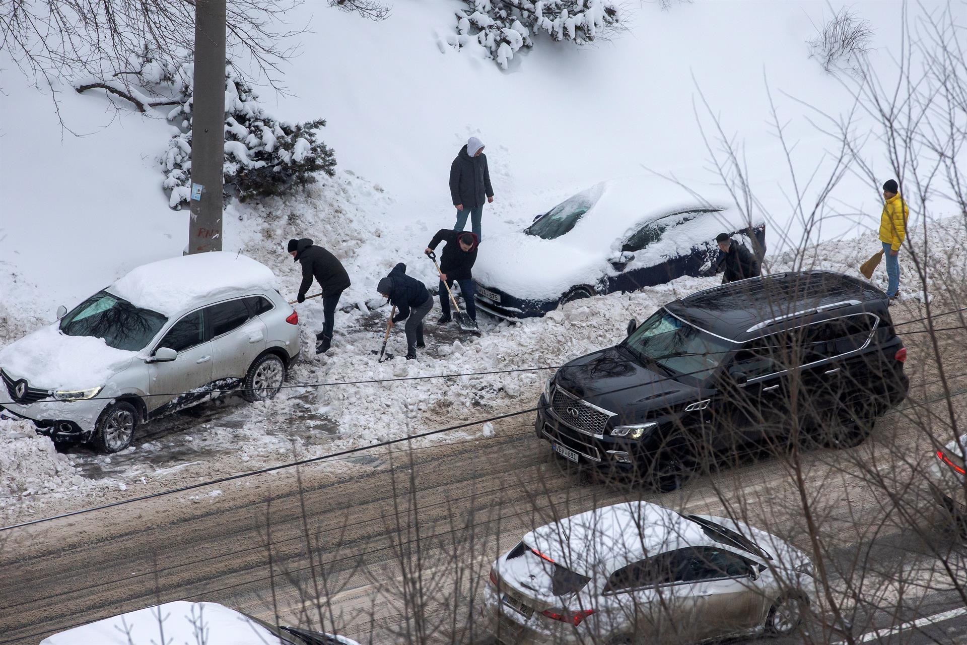 Vehículos atascados en la nieve. 
