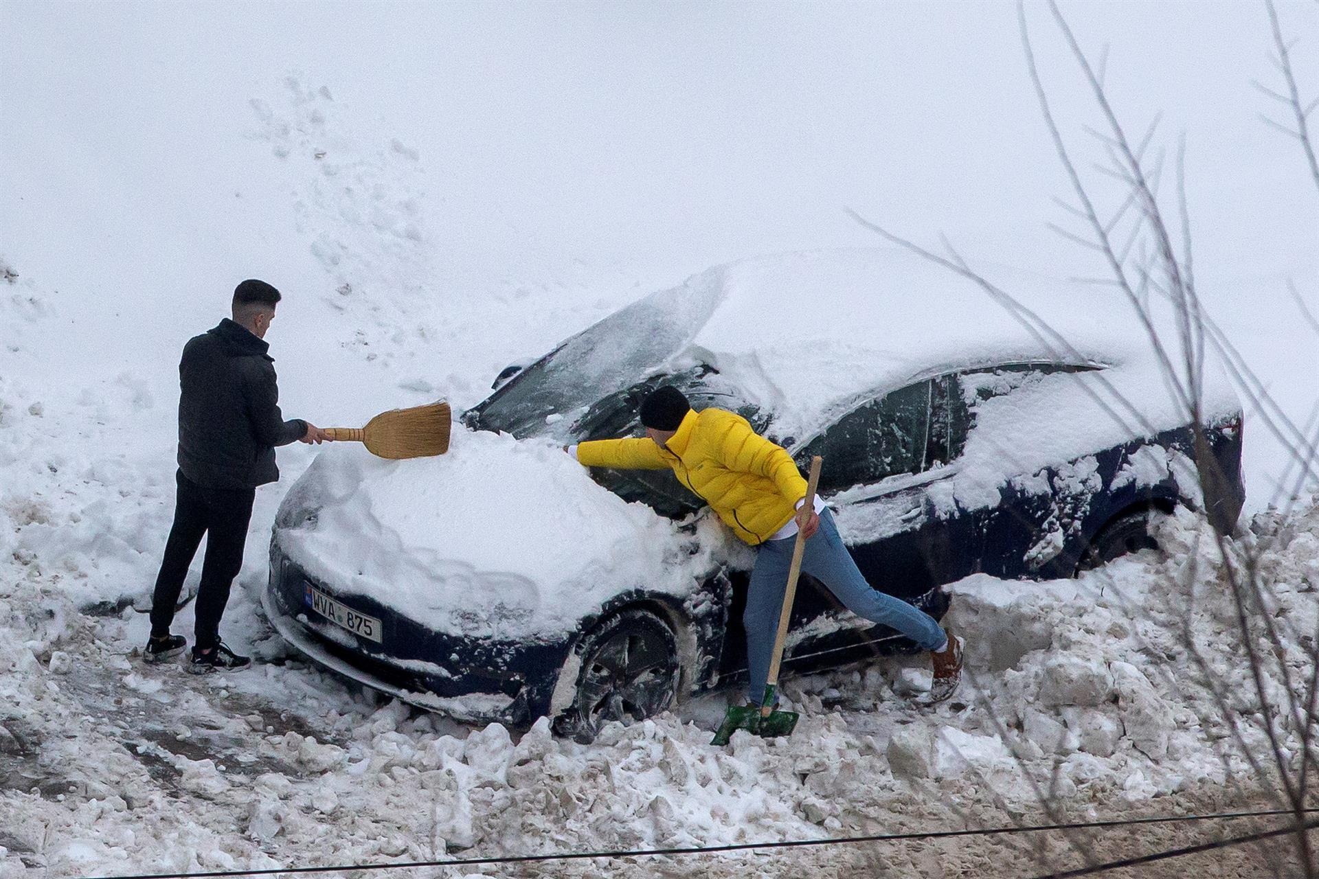 Un conductor en aprieto con la nieve. 
