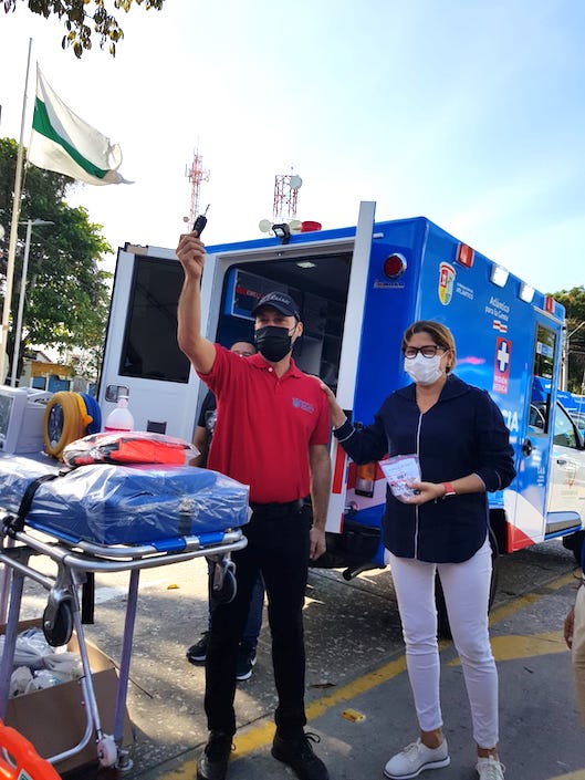 El Alcalde de Galapa José Fernando Vargas recibiendo las llaves para la ambulancia de su municipio.