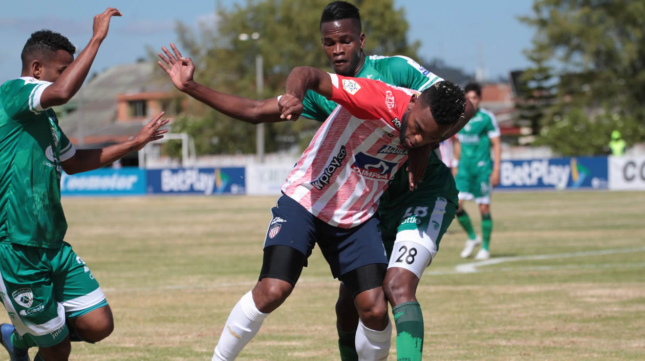Miguel Ángel Borja luchando el balón con Larry Angulo.