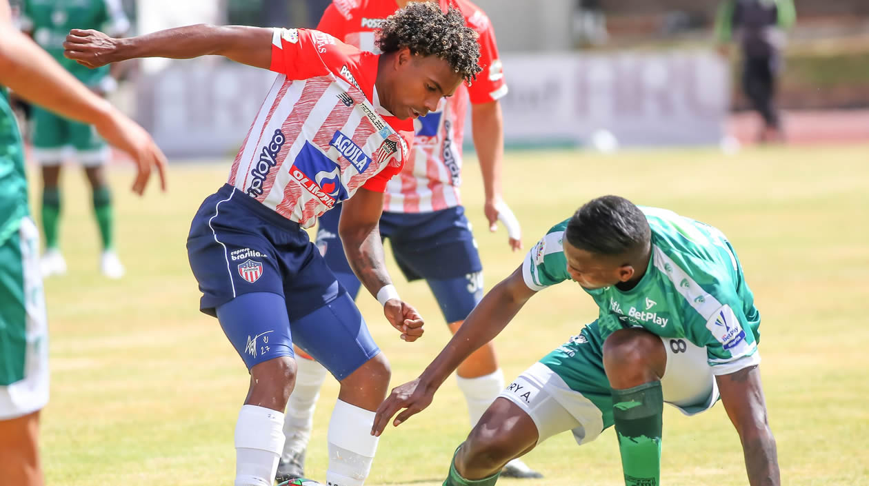 Fabián Viáfara neutralizando una llegada de los 'aseguradores'.