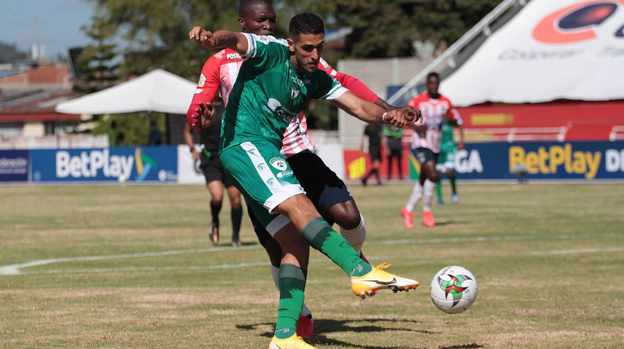 Pablo Sabbag rematando al arco de Sebastián Viera.