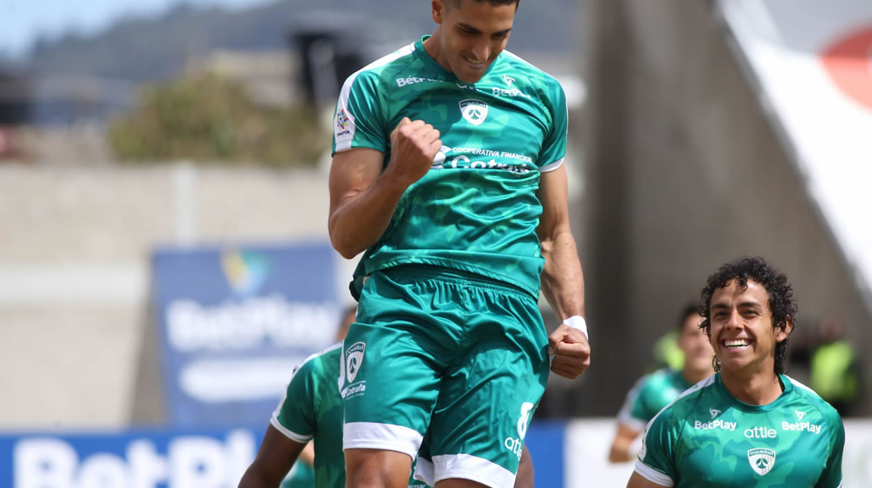 Pablo Sabbag celebrando el gol del triunfo con Daniel Mantilla.