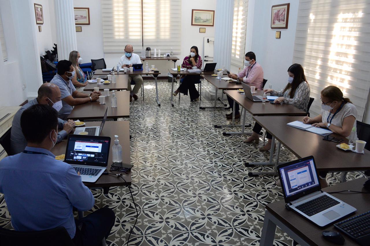 Imagen de la reunión de la Contraloría General de la República y representantes de Triple A.