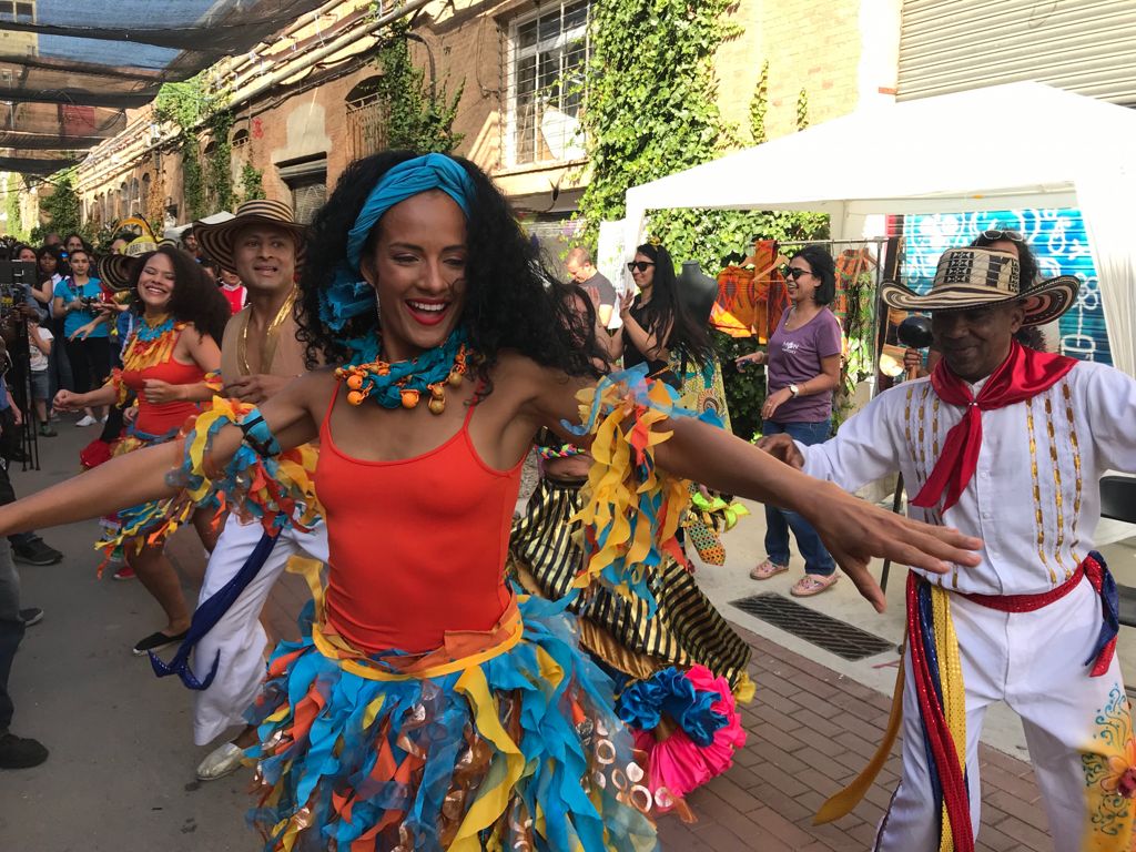 La politóloga y activista barranquillera Jessica González, en su faceta de baile con alusión al Carnaval de Barranquilla.