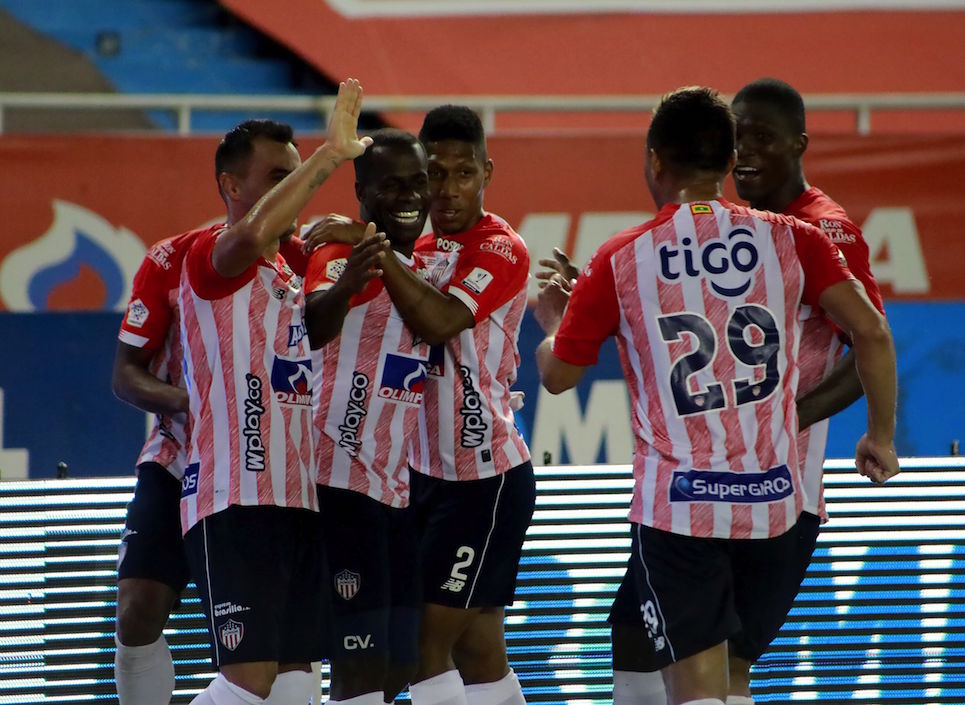 Carmelo Valencia celebrando con sus compañeros el segundo gol juniorista.