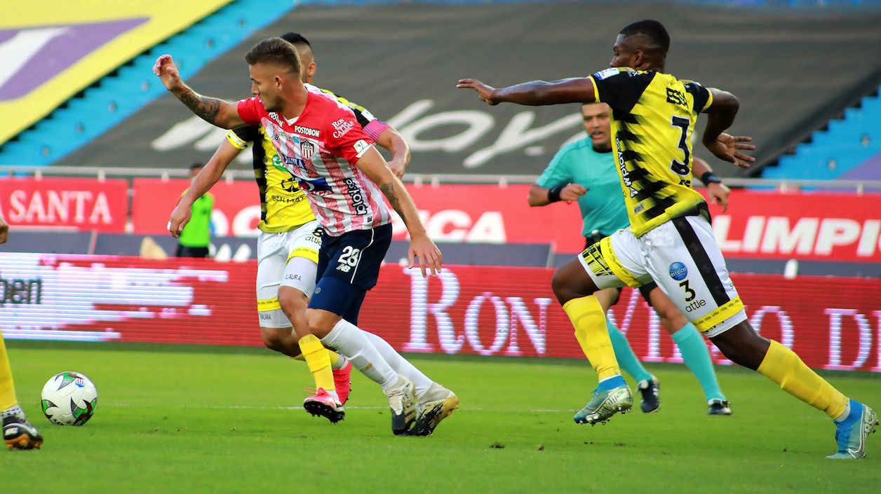 Juan David Rodríguez superando la marca de Andrés Rentería.