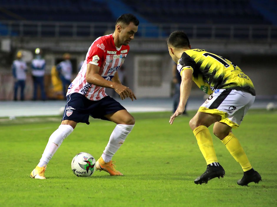 Marlon Piedrahita iniciando la ofensiva juniorista.
