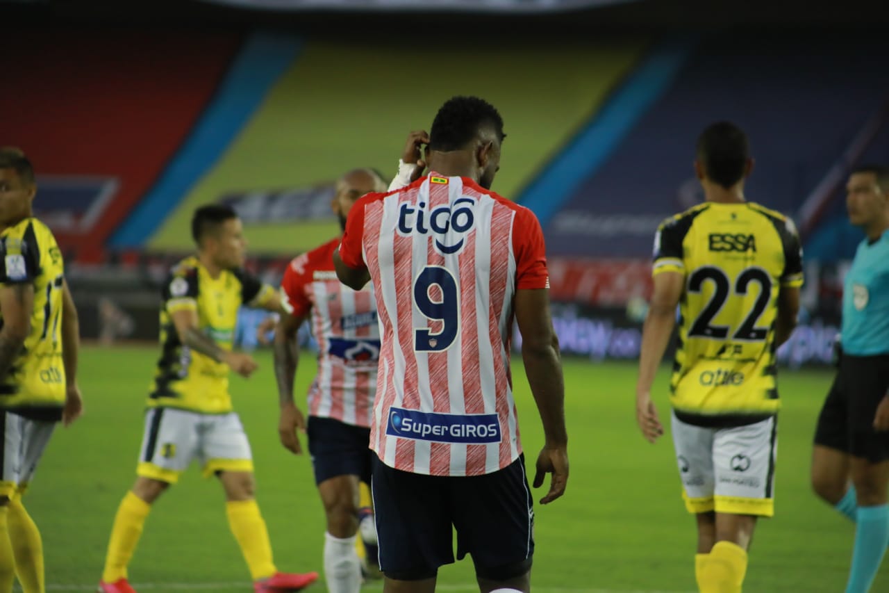 Miguel Ángel Borja lamentándose del penal errado.