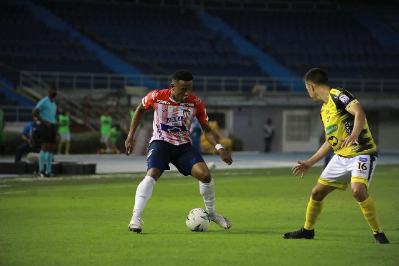 John Pajoy entrentando la marca petrolera.