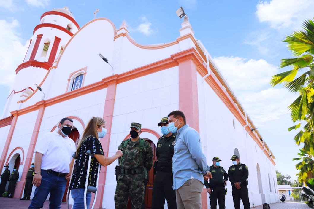 Las autoridades en la plaza de Santo Tomás.