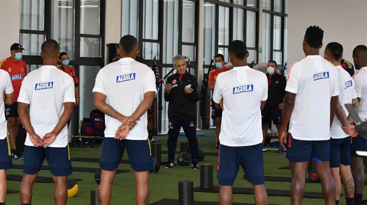 El DT Reinaldo Rueda dando las instrucciones.