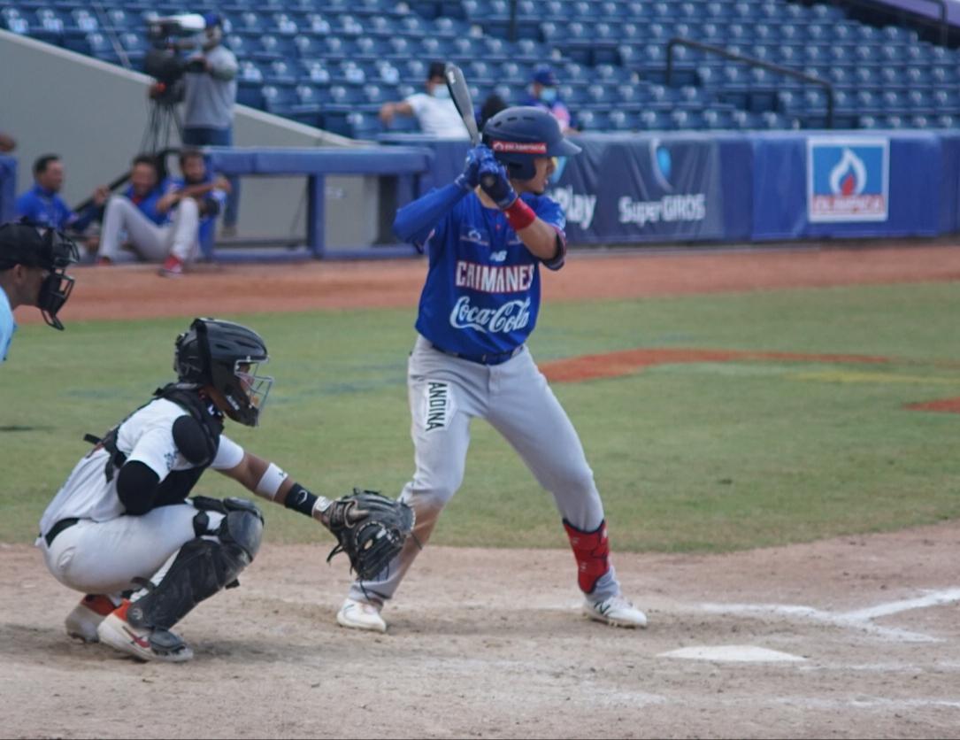 Evan Mendoza jugando en la temporada con Caimanes. 