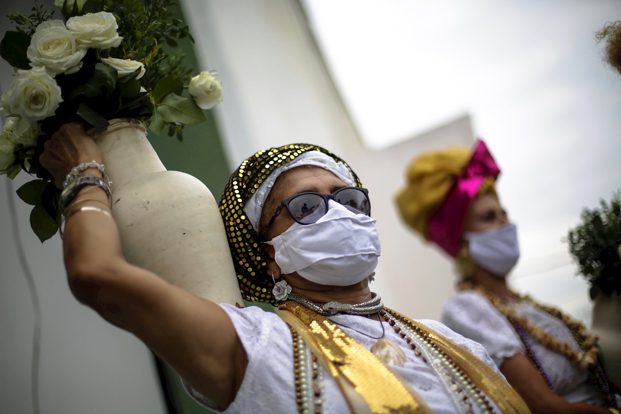 "Apertura simbólica" del carnaval de Río de Janeiro. Una mujer "limpia" los espíritus frente al Museo de Samba.