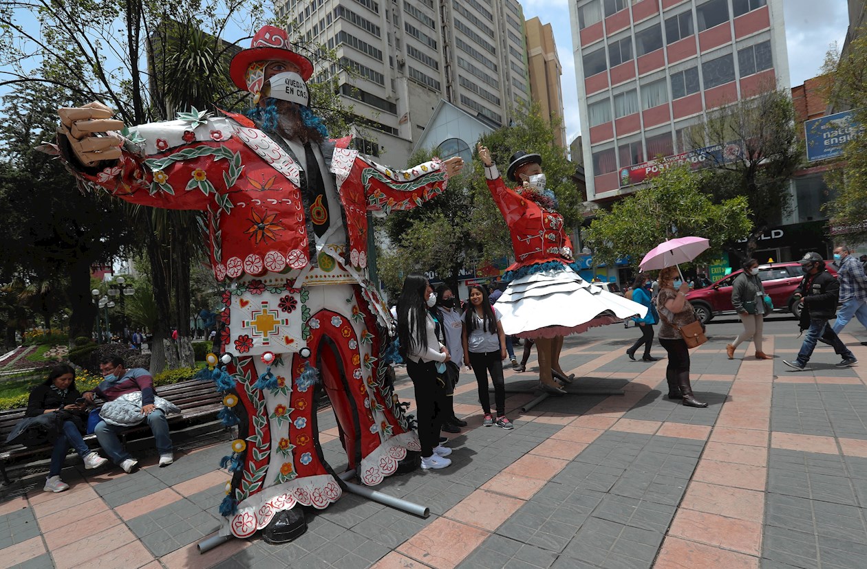 El carnaval boliviano, tradicionalmente repleto de fiestas y desfiles masivos, se ha tenido que reinventar en medio de la segunda ola de contagios de Covid-19 que golpea al país, con eventos virtuales y otros más pequeños.