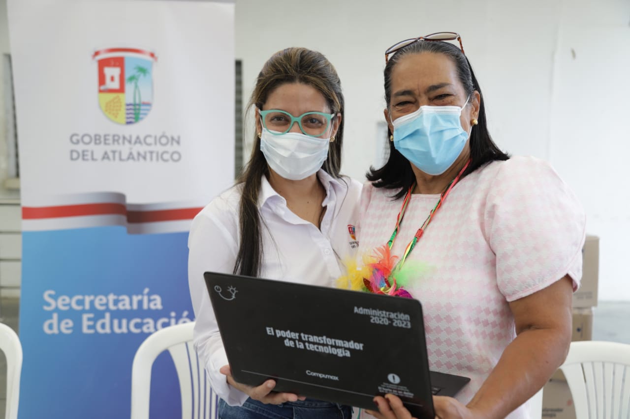 La secretaria de Educación, Catalina Ucrós, entregando uno de los portátiles.